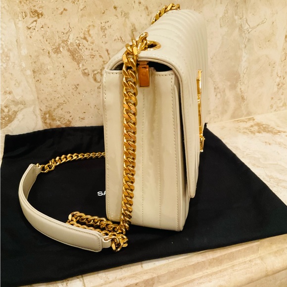 SAINT LAURENT LARGE PATENT VICKY BAG PATENT LEATHER GOLD MONOGRAM AND CHAIN. - Picture 4 of 8